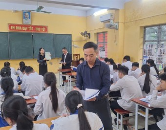 Trường THPT Cầu Xe phối hợp với Công ty TNHH phát triển nguồn nhân lực Đại Dương tổ chức chương trình Quỹ học bổng khuyến học và giáo dục Việt cho các học sinh lớp 12.