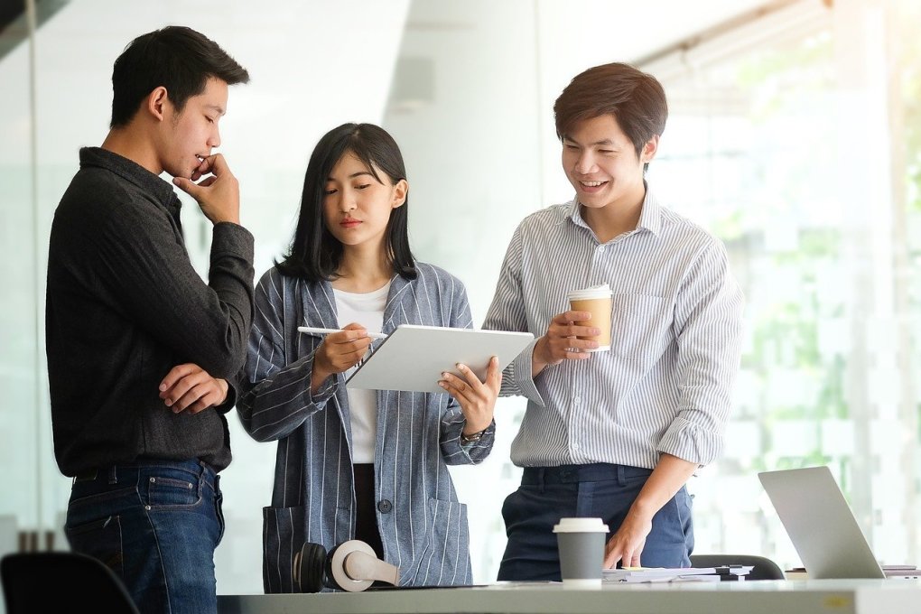 Đến văn ph&ograve;ng chỉ để điểm danh