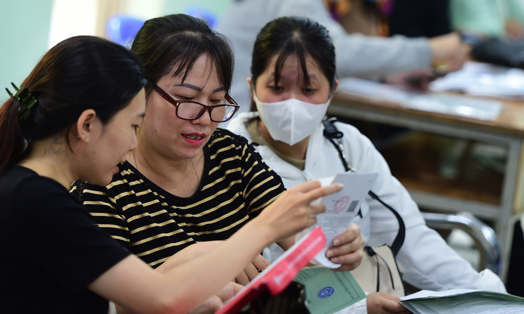 Người lao động làm thủ tục hưởng trợ cấp thất nghiệp tại Trung tâm dịch vụ việc làm TP HCM