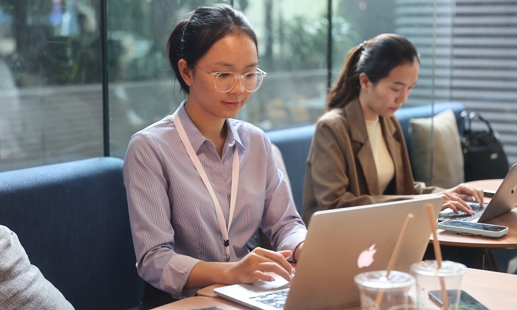 Người lao động làm việc ở quán cà phê trung tâm TP HCM